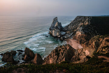 Einsame Insel mit steilen Klippen und unberührter Landschaft