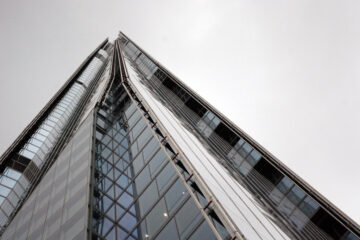 Bürogebäude mit Blick von unten nach oben