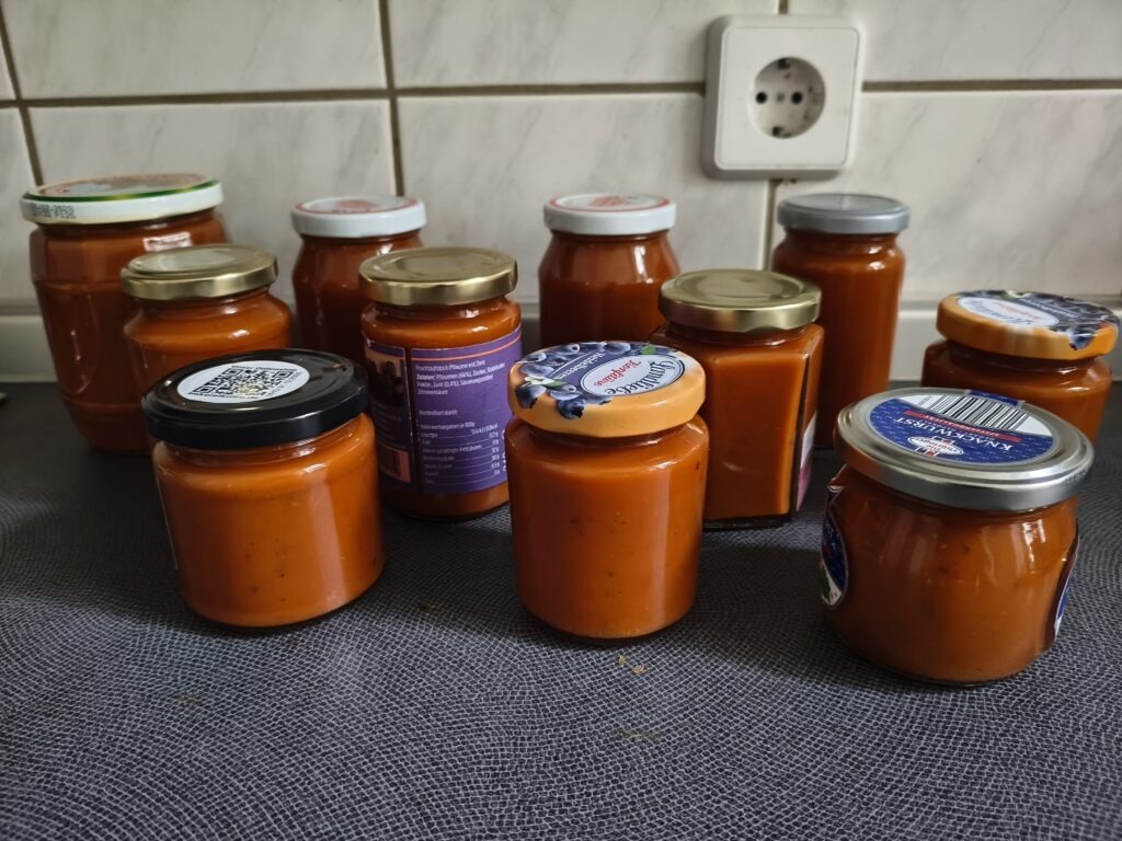Chilipasten in Reih und Glied warten auf einen begeisterten Abnehmer