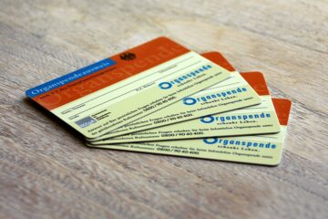 Organspende Ausweise liegen auf einem Tisch