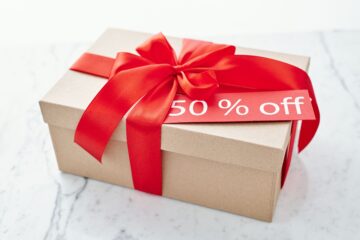 Rabatt Päckchen mit 50% off und einer roten Schleife