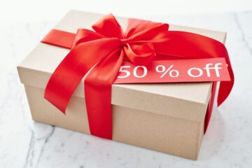 Rabatt Päckchen mit 50% off und einer roten Schleife